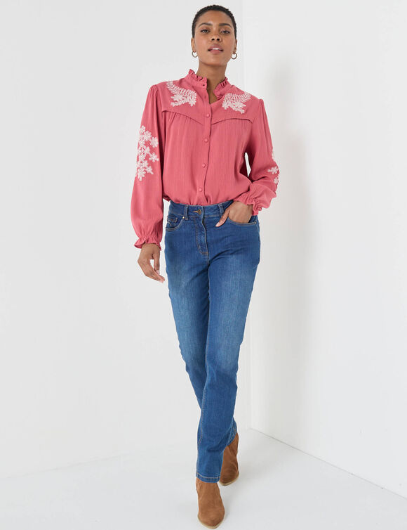 Chemisier brodé col volanté, crépon (bois de rose / écru) Chemisier brodé col volanté, crépon (bois de rose / écru)